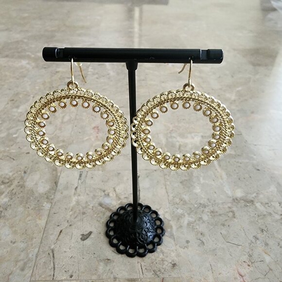 Stony Dangle Hoop Earrings With White Beads - Picture 5 of 6